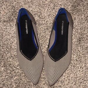 Jet accompagne toujours Black and Cream Flats